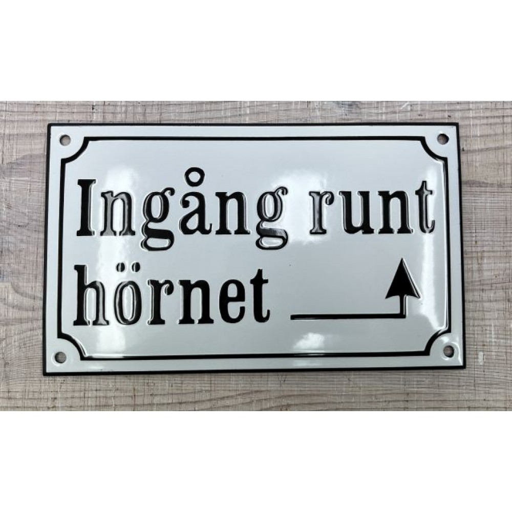 Emaljskylt Ingång runt hörnet med pil höger vit - svart. Kupad och ...